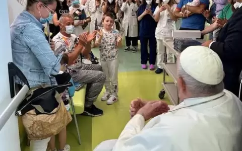 Papa Francisco en el hospital tras la cirug�a: visit� a ni�os ingresados en oncolog�a