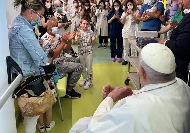 Papa Francisco en el hospital tras la cirug�a: visit� a ni�os ingresados en oncolog�a