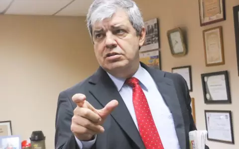 Riera �gui�a el ojo� a Pe�a para ser uno de sus ministros