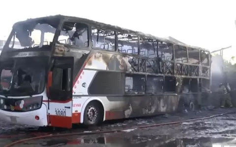 Un bus de larga distancia ardi� en llamas estando estacionado