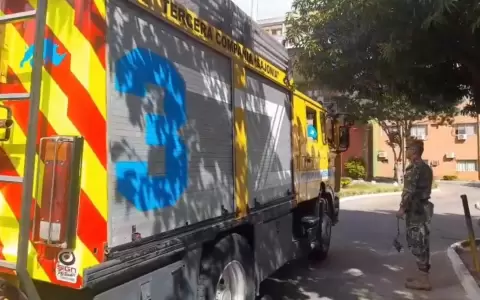 Bomberos intentaron rescatar a mujer atrapada en el ascensor en el Hospital Militar