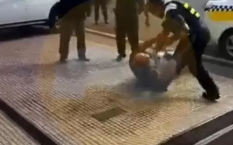 �Tensi�n ante multas? Un ciudadano y agentes de la PMT a los golpes en plena v�a p�blica