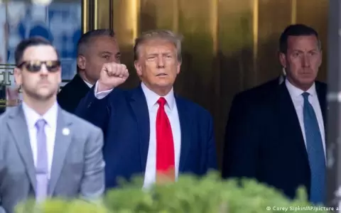 Trump es investigado por manejo de documentos clasificados