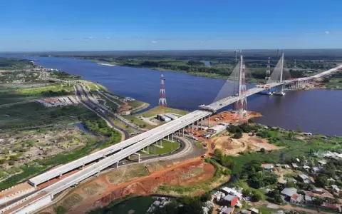 Cargan la �ltima dovela del puente H�roes del Chaco