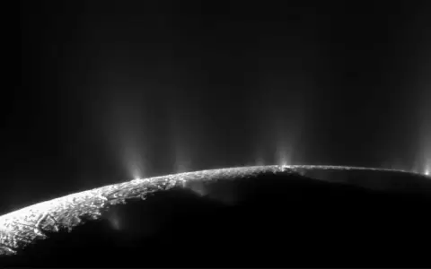 NASA halla un componente clave para la vida en una luna de Saturno