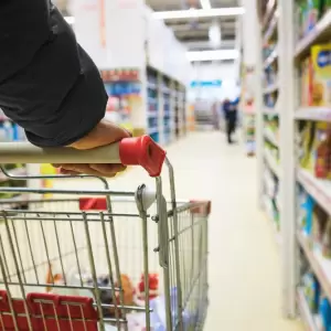 Preocupante: la compra de alimentos en cuotas se dispara, advierte economista
