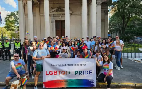 Embajador de EE. UU. acompa�� marcha del orgullo