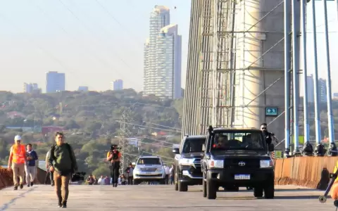 Mario Abdo realiz� el primer paso vehicular sobre el puente H�roes del Chaco
