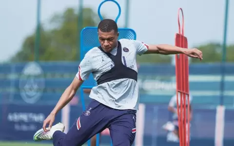 El Paris Saint-Germain pone en venta a Kylian Mbapp�