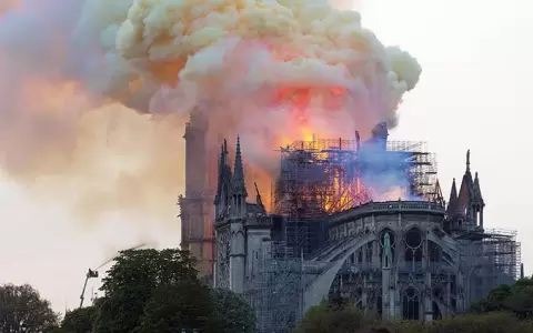 Instalan piezas clave del tejado de Notre-Dame
