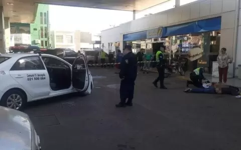 Polic�as se enfrentan a tiros con delincuentes en estaci�n de servicios