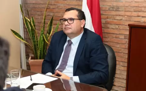 Senador dice que no hay apuro para convocar al suplente de Mburur�