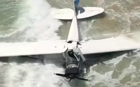 Accidente de avioneta en concurrida playa: casi cae encima de turistas
