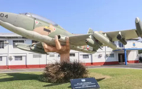 En aniversario de la Aviaci�n de Caza Paraguaya egresan nuevos pilotos