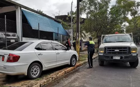"Due�os" de las veredas, un peligro constante para los peatones