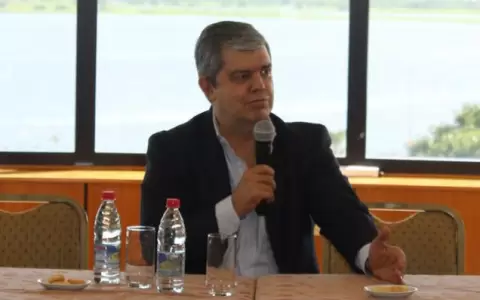 �Abre paraguas? Riera dice que no durar� mucho en el Ministerio del Interior