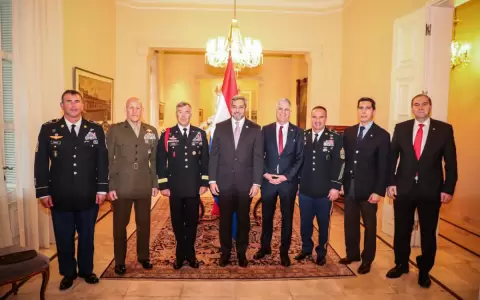 Abdo y autoridades castrenses reciben a alto mando militar de EE. UU.