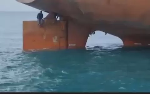 Cuatro migrantes cruzaron el Atl�ntico escondidos en el tim�n de un barco y sobrevivieron