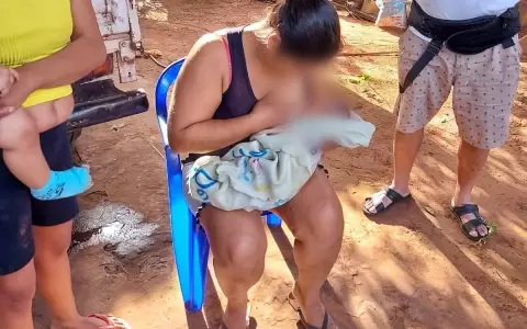 Admirable: vecina dio de amamantar al beb� abandonado en Ypan� mientras aparec�a la progenitora