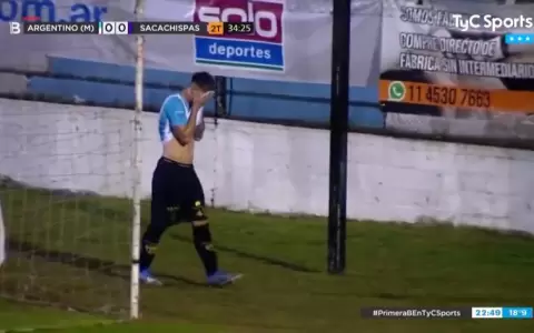 Ins�lito: expulsan a jugador por orinar dentro del campo en pleno partido