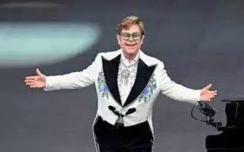 Elton John se despide tras 52 a�os sobre los escenarios con un tributo de Coldplay