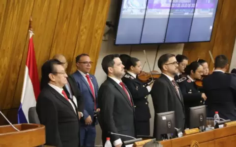 Latorre anuncia �recorte de gastos superfluos� durante gesti�n legislativa