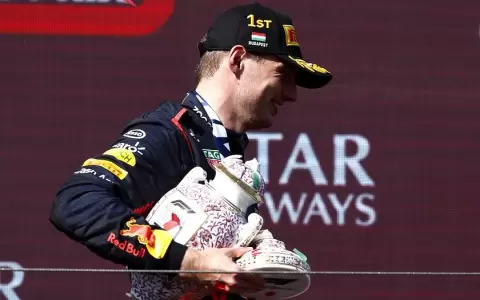 Ins�lito blooper: Verstappen sin trofeo tras ganar el GP de Hungr�a