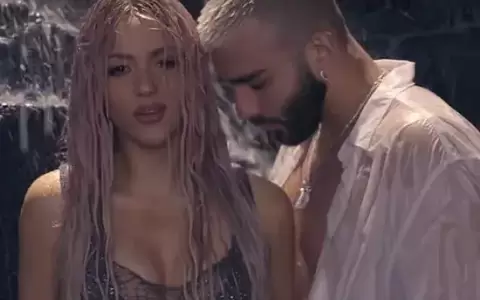 Shakira nada, en su nueva canci�n, en el mar de un amor vac�o