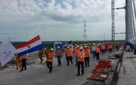 Puente H�roes del Chaco: trabajadores celebraron hito constructivo cruzando la pasarela a pie