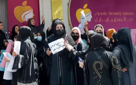 Talibanes reprimen protesta por cierre de centros de belleza