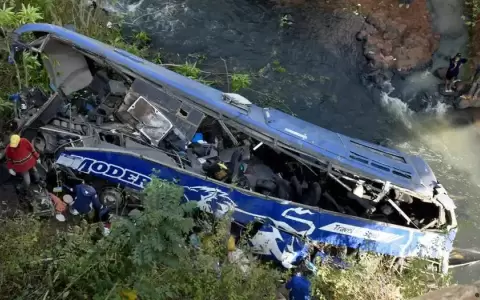 Autob�s cae a un abismo en Per� y deja al menos 10 muertos
