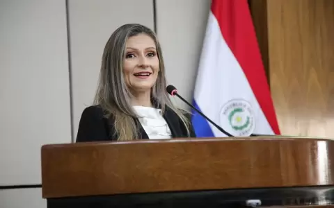 Zulma Qui��nez recibe reconocimiento de Senadores