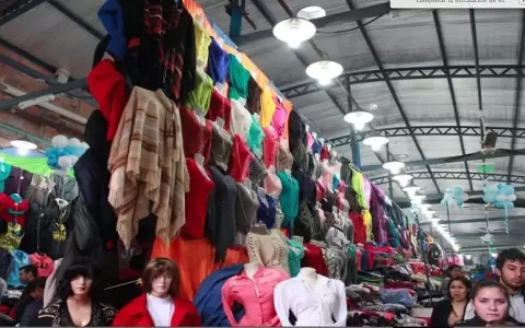 Comerciantes ofertan abrigos en el Mercado 4