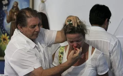 Sentencia por delitos sexuales a m�dium brasile�o suma 370 a�os de c�rcel, pero vive en su casa