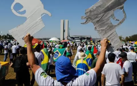 Lula firma decreto que limita acceso a armas en Brasil