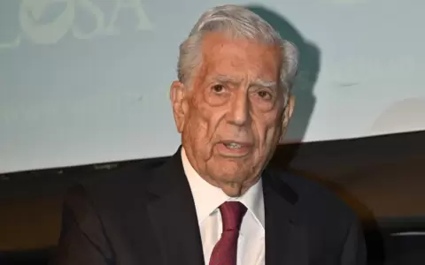 Mario Vargas Llosa fue hospitalizado con Covid