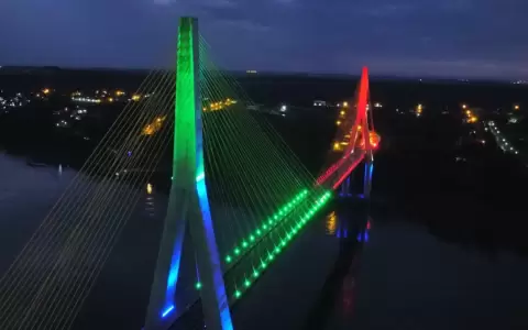 El Puente de la Integraci�n se viste de colores con imponente juego de luces