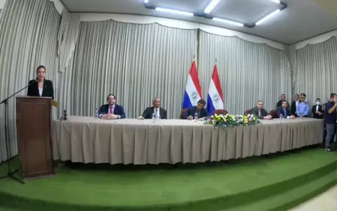 Claudia Centuri�n present� a los viceministros del MOPC