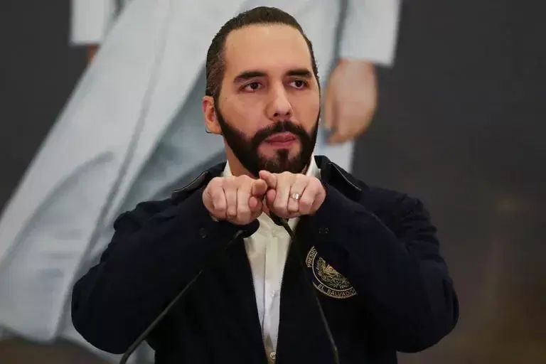 APES se�ala a Nayib Bukele por "criminalizar" a periodistas