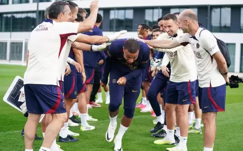Mbapp� vuelve a entrenar con el plantel principal de PSG