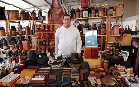 Talento heredado de su padre lo lleva a emprender con cuero y creatividad