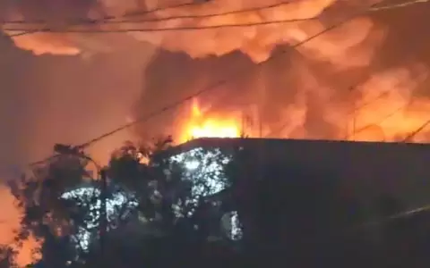 Anoche ocurri� grave incendio en dep�sito clandestino de combustible