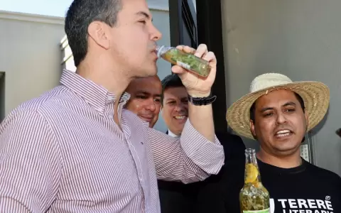 Pe�a tom� el carrulim para espantar "mala onda" de agosto