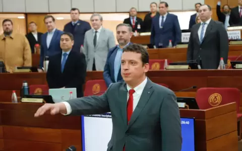 El senador Carlos Gim�nez pidi� permiso y ya jur� en su reemplazo "Nano" Galaverna