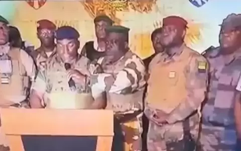 Nuevo golpe en �frica: militares toman el poder en Gab�n