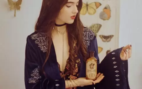 Ana Blosset presenta �Falling apart�, disponible en todas las plataformas