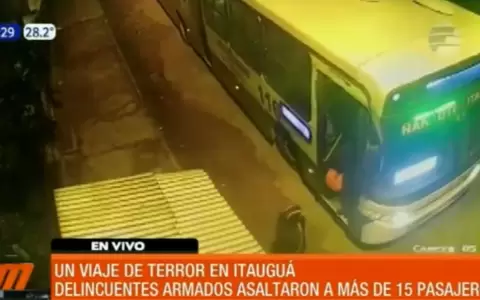 Roban a 15 pasajeros durante viaje en un colectivo en Itaugu�