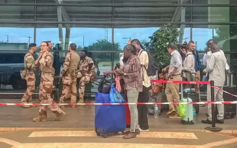 Golpistas de N�ger reabren las fronteras terrestres y a�reas
