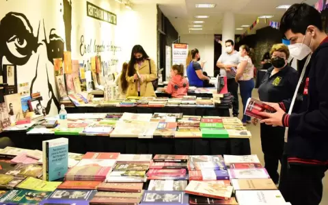 19� Libroferia Encarnaci�n: �Lo esencial tambi�n es leer�