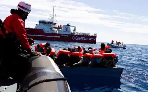 Tragedia frente a una isla de Italia: 41 migrantes murieron ahogados en un naufragio